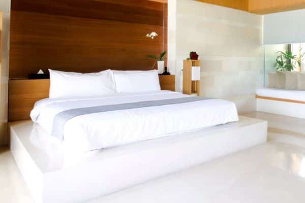 Maintaining Pillow Arrangements on a King Bed