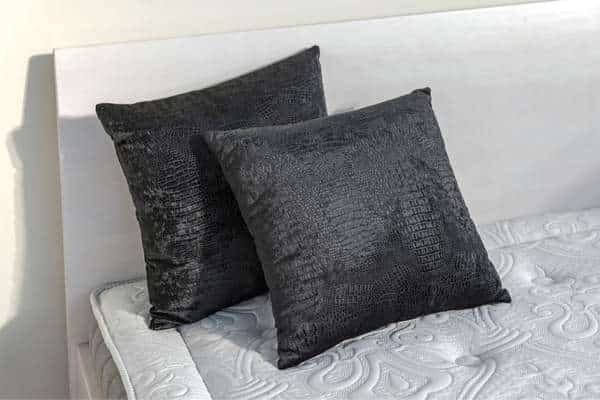 Minimalist Pillow Arrangements